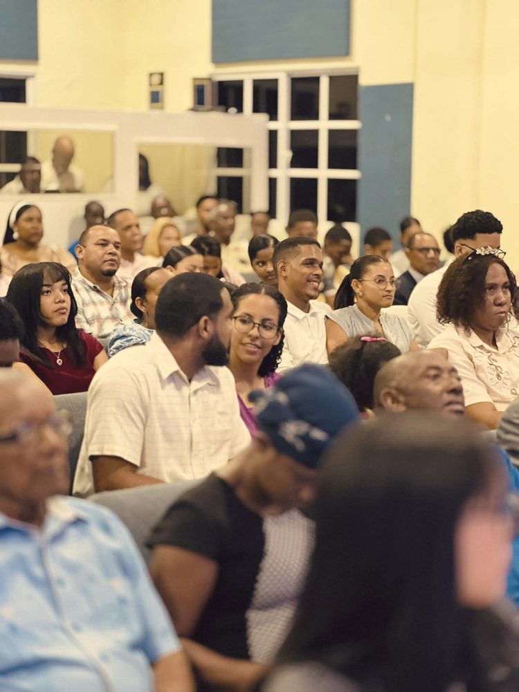 La congregación reunida en un servicio